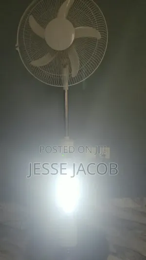 16" Reachable Fan With Solar Panel