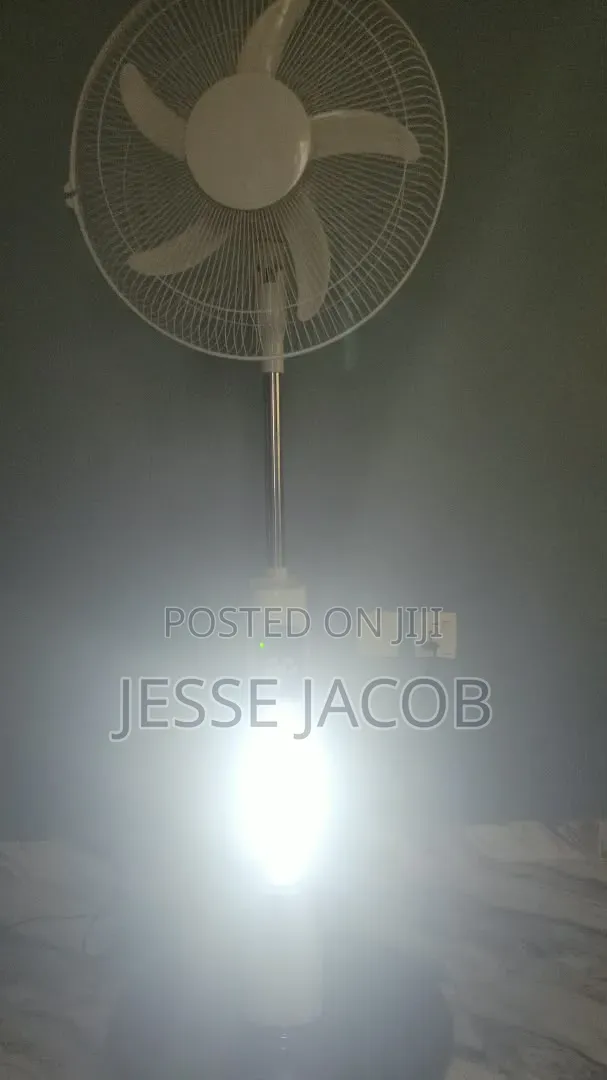 16" Reachable Fan With Solar Panel