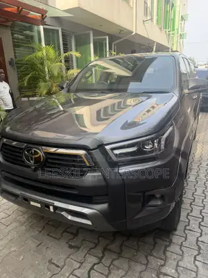 Toyota Hilux 2024 Gray