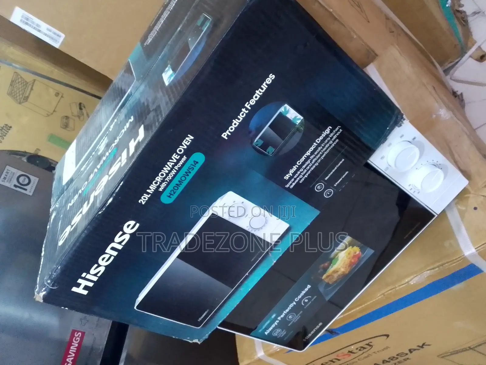 Hisense Compact 700W Microwave for Convenient Cooking