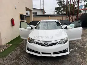 Toyota Camry SE V6 4dr Sedan (3.5L 6cyl 6A) 2012 White