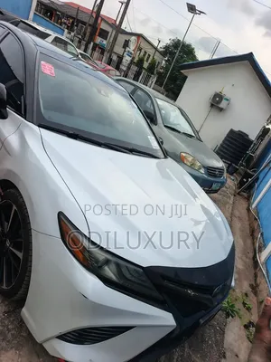 Toyota Camry XSE FWD (2.5L 4cyl 8AM) 2018 White