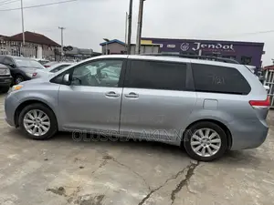 Toyota Sienna 2014 Silver