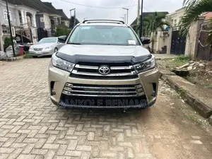 Toyota Highlander XLE 4dr SUV (3.5L 6cyl 6A) 2015 Gold