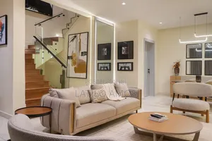 Luxury 2/3 Bedroom Maisonette (Terrace) for Shortlet