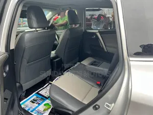 Toyota RAV4 Limited 4dr SUV AWD (2.5L 4cyl 6A) 2014 Silver