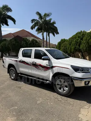 Toyota Hilux 2022 White