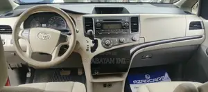 Toyota Sienna 2011 Red