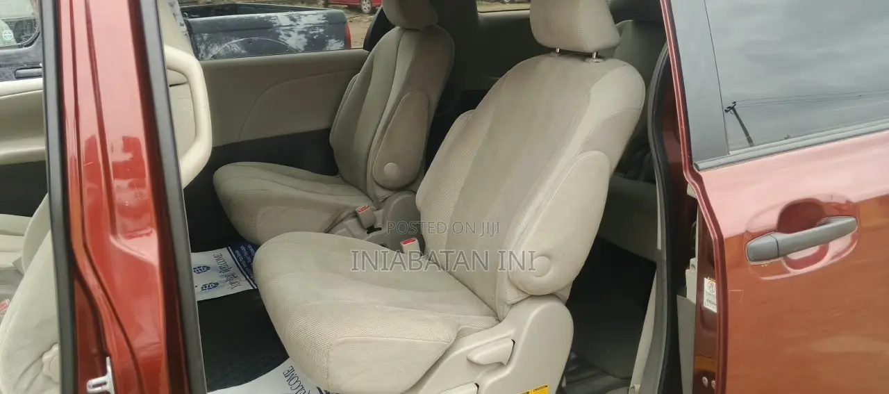 Toyota Sienna 2011 Red
