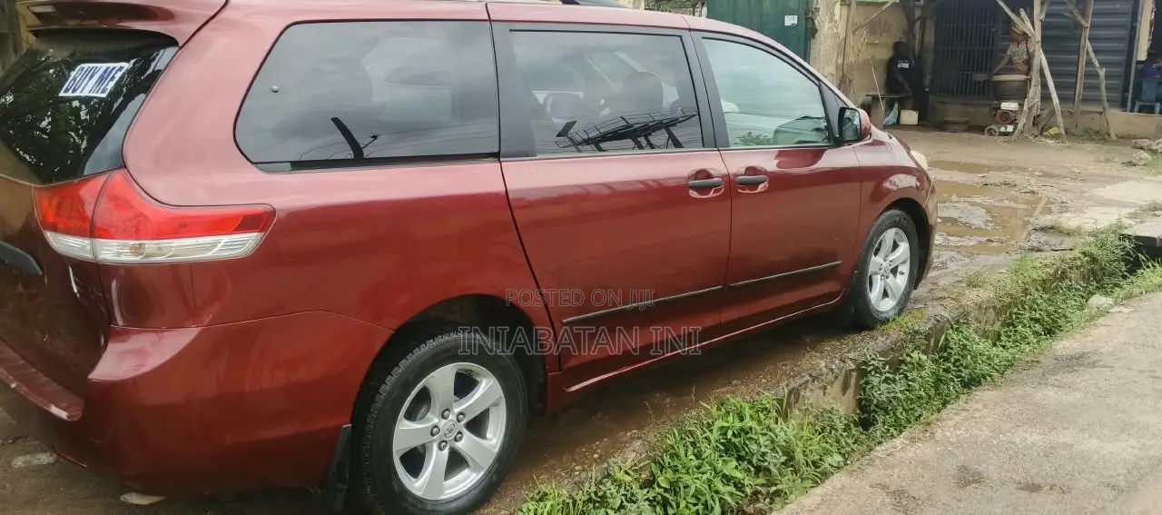 Toyota Sienna 2011 Red