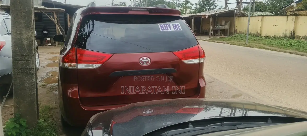 Toyota Sienna 2011 Red