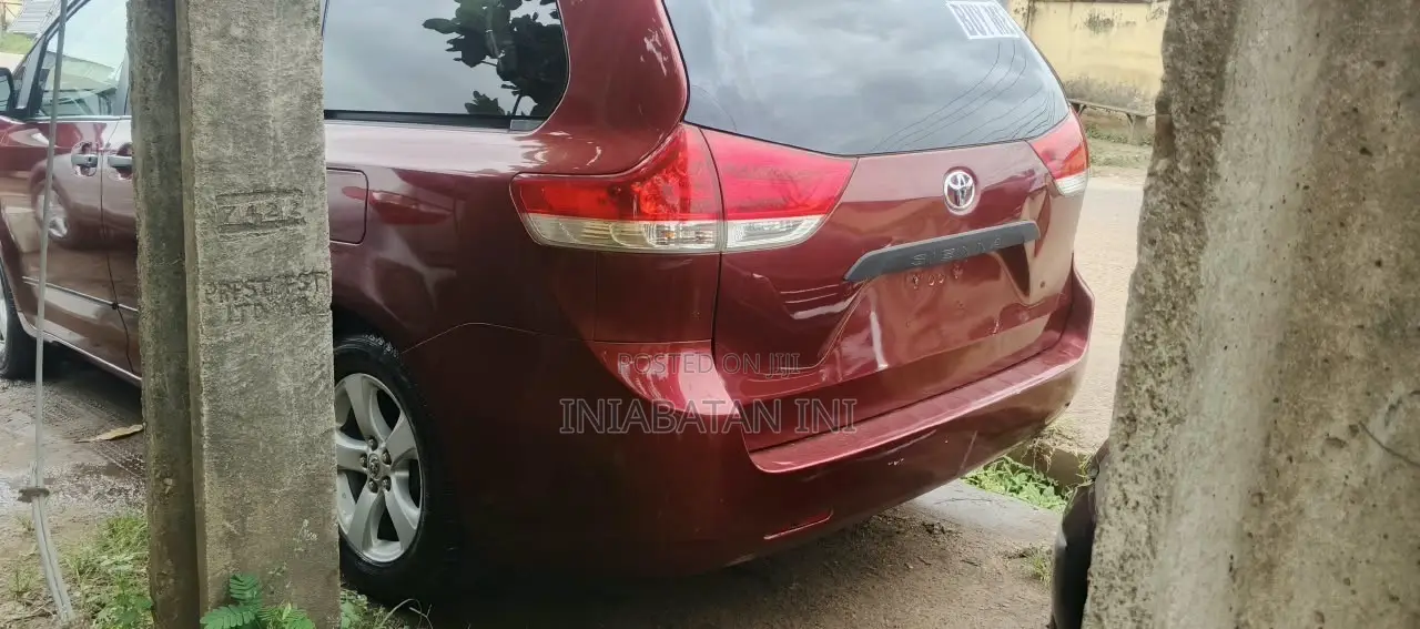 Toyota Sienna 2011 Red