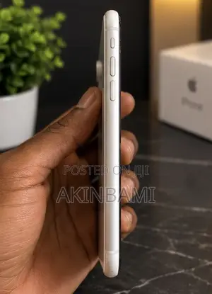 Apple iPhone XR 64 GB White