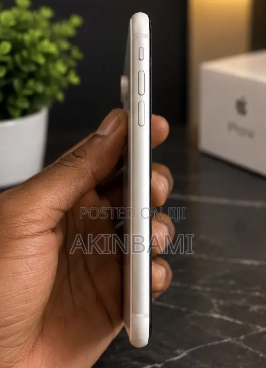 Apple iPhone XR 64 GB White