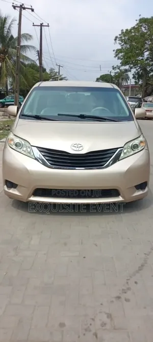 Toyota Sienna LE 8 Passenger 2011 Gold