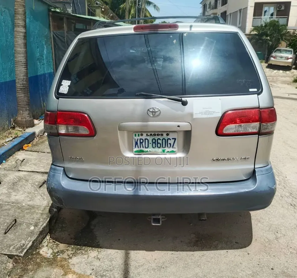 Toyota Sienna 2002 Silver