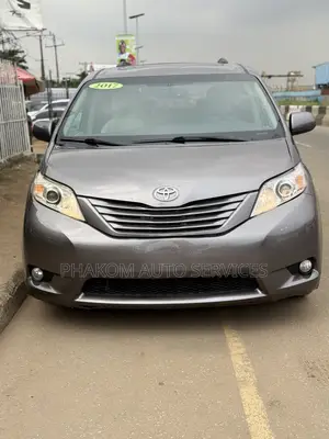 Toyota Sienna XLE Premium 7 Passenger (3.5L 6cyl 8A) 2017 Gray
