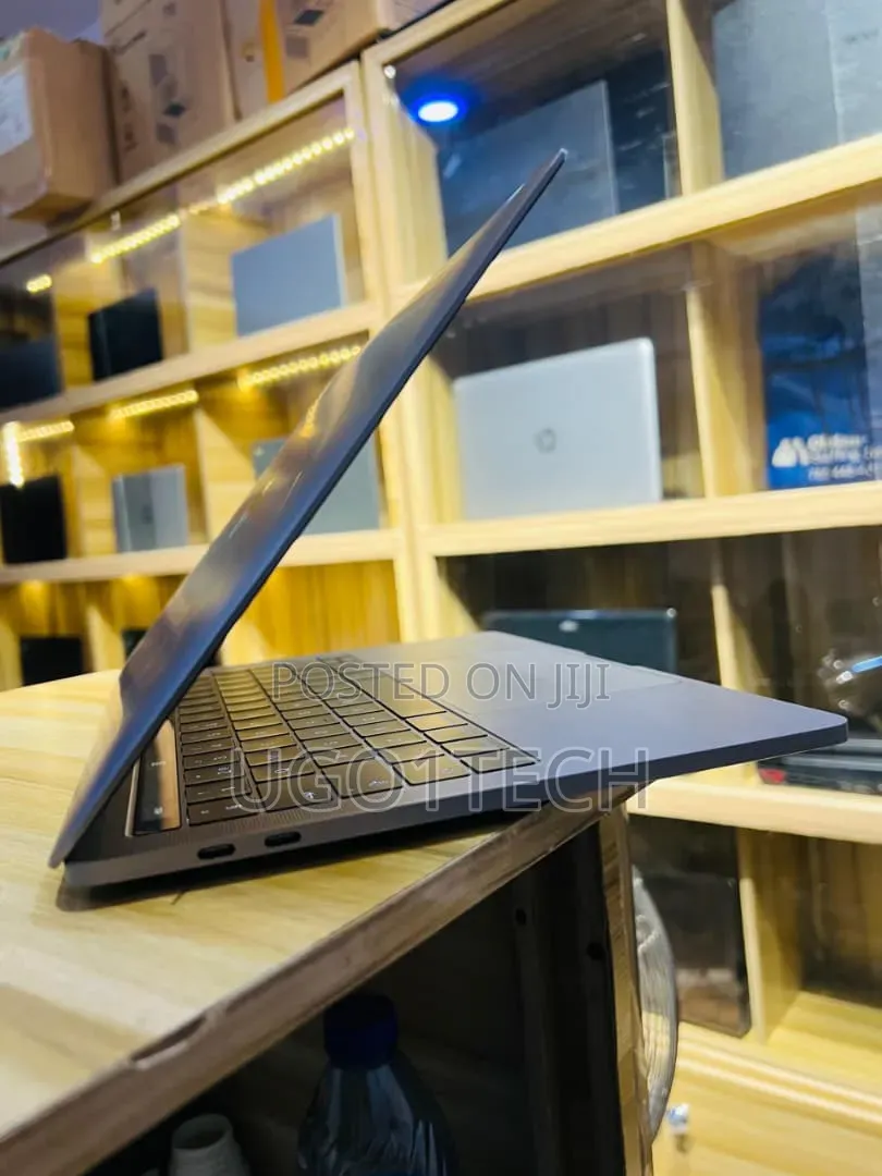 Laptop Apple MacBook Pro 2017 8GB Intel Core i5 SSD 512GB