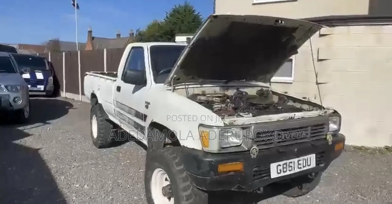 Toyota Hilux 1991 White