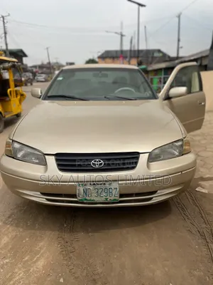 Toyota Camry LE 4dr Sedan (2.2L 4cyl 4A) 2001 Gold
