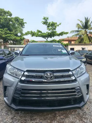 Toyota Highlander XLE 4x4 V6 (3.5L 6cyl 8A) 2017 Gray