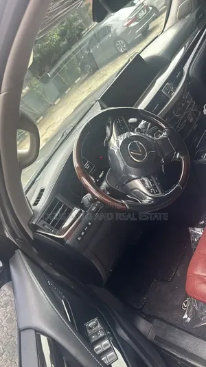 Lexus LX 570 AWD 2018 Gold