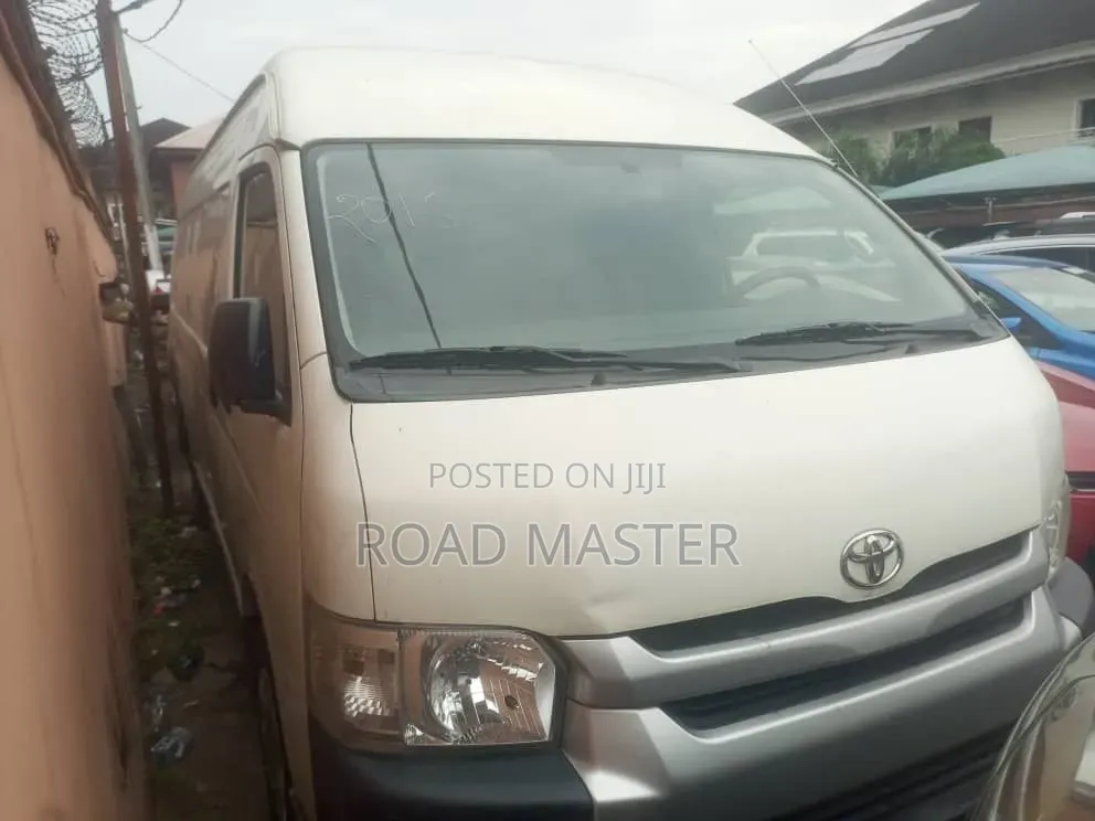Toyota HiAce 2017 White
