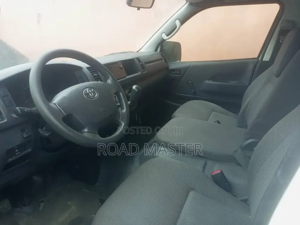 Toyota HiAce 2017 White