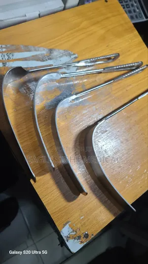 Kelly Retractor