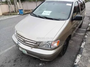 Toyota Sienna 2001 Gold