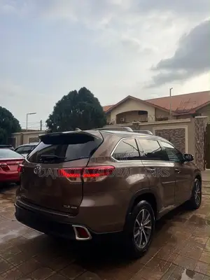 Toyota Highlander XLE 4x2 V6 (3.5L 6cyl 8A) 2018 Gray