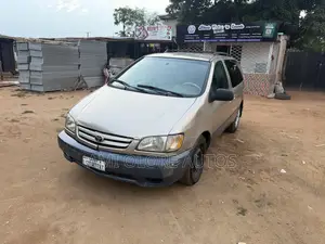 Toyota Sienna LE 2002 Gold