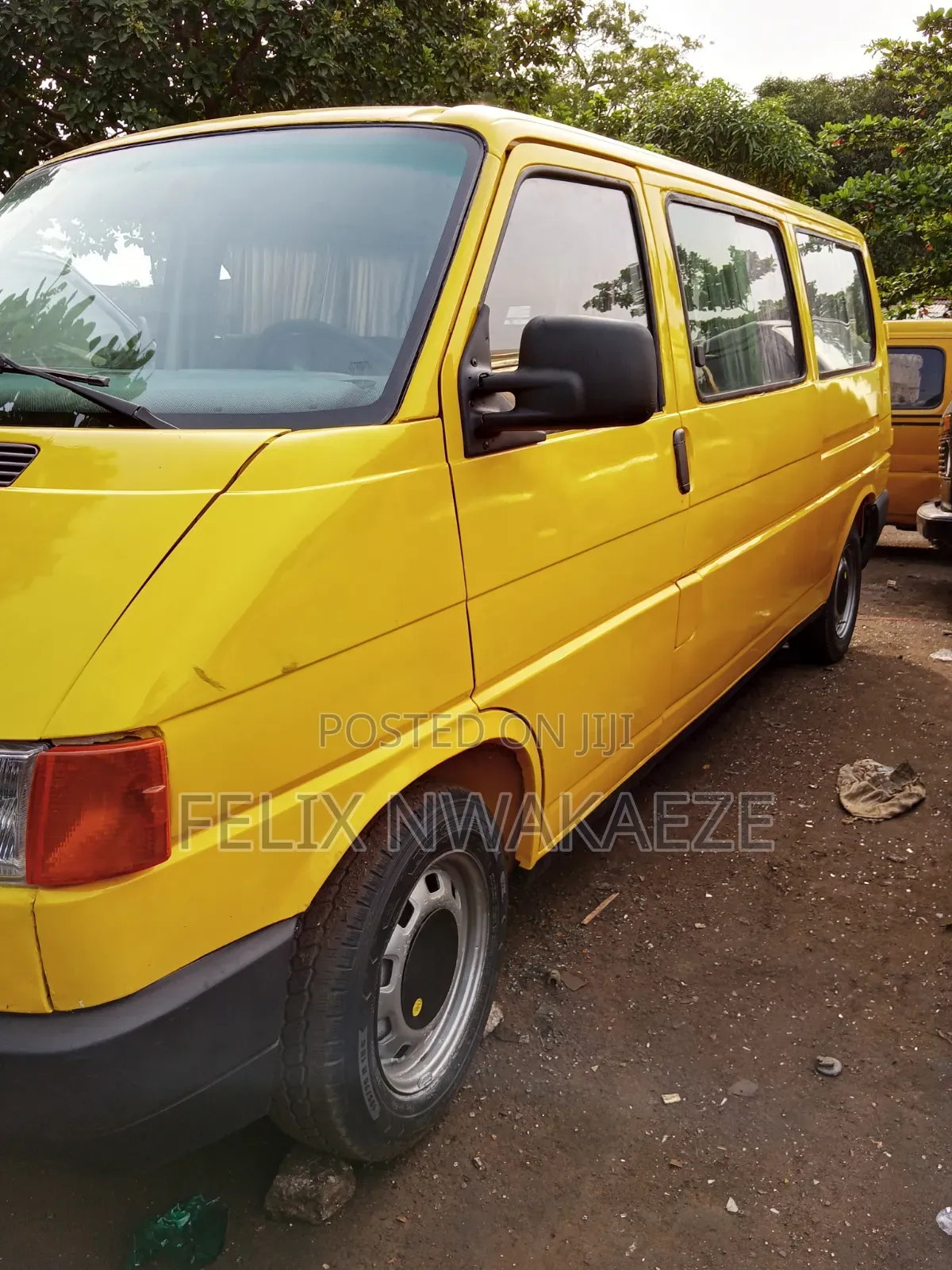 Volkswagen Transporter 2011 Yellow