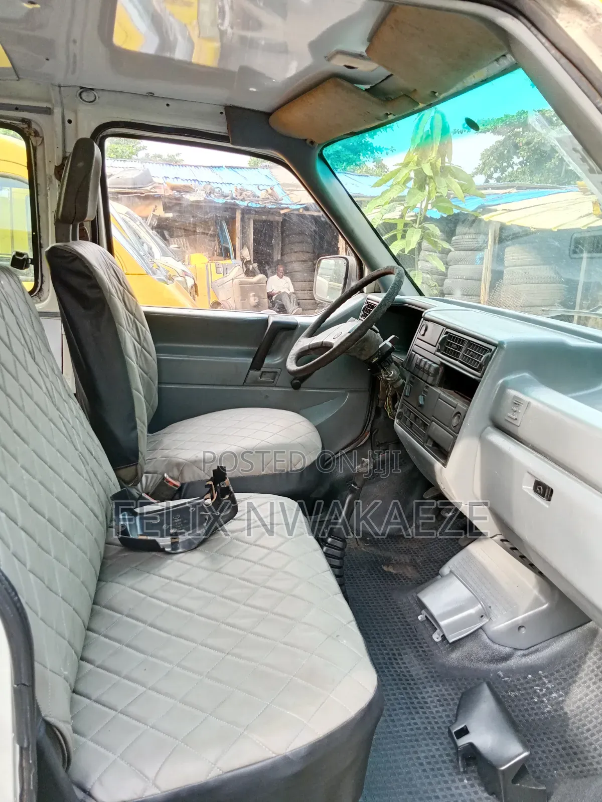 Volkswagen Transporter 2011 Yellow