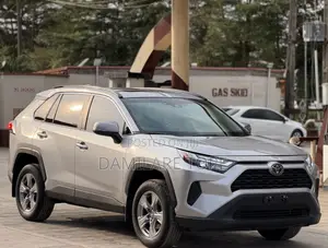Toyota RAV4 XLE 2022 Silver