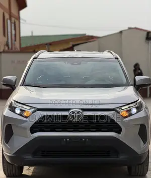 Toyota RAV4 XLE 2022 Silver
