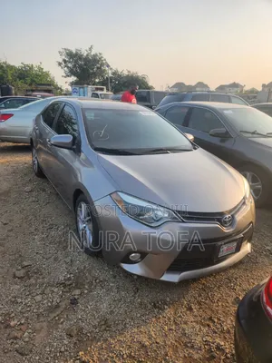 Toyota Corolla LE 4dr Sedan (1.8L 4cyl CVT) 2016 Gold