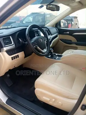 Toyota Highlander XLE 4dr SUV (3.5L 6cyl 6A) 2015 Gold