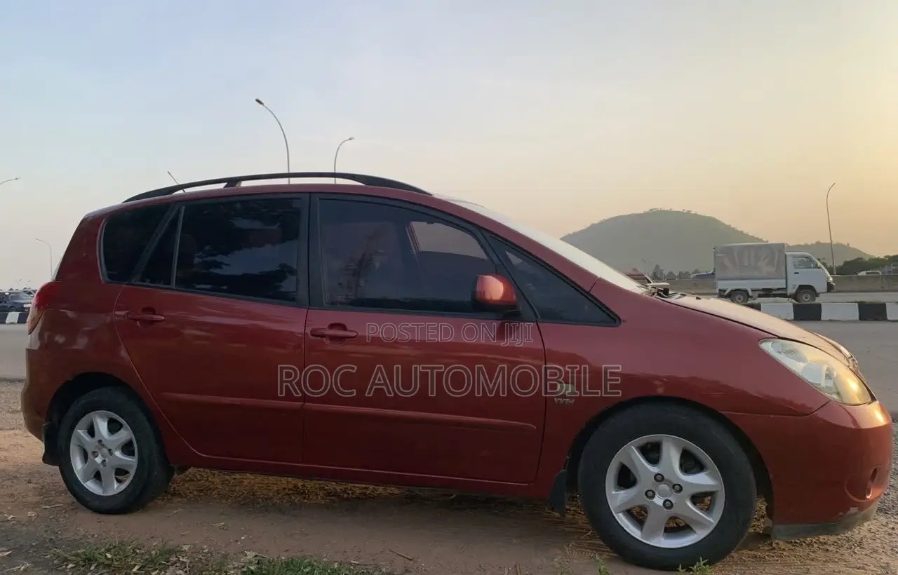 Toyota Verso 2010 Red