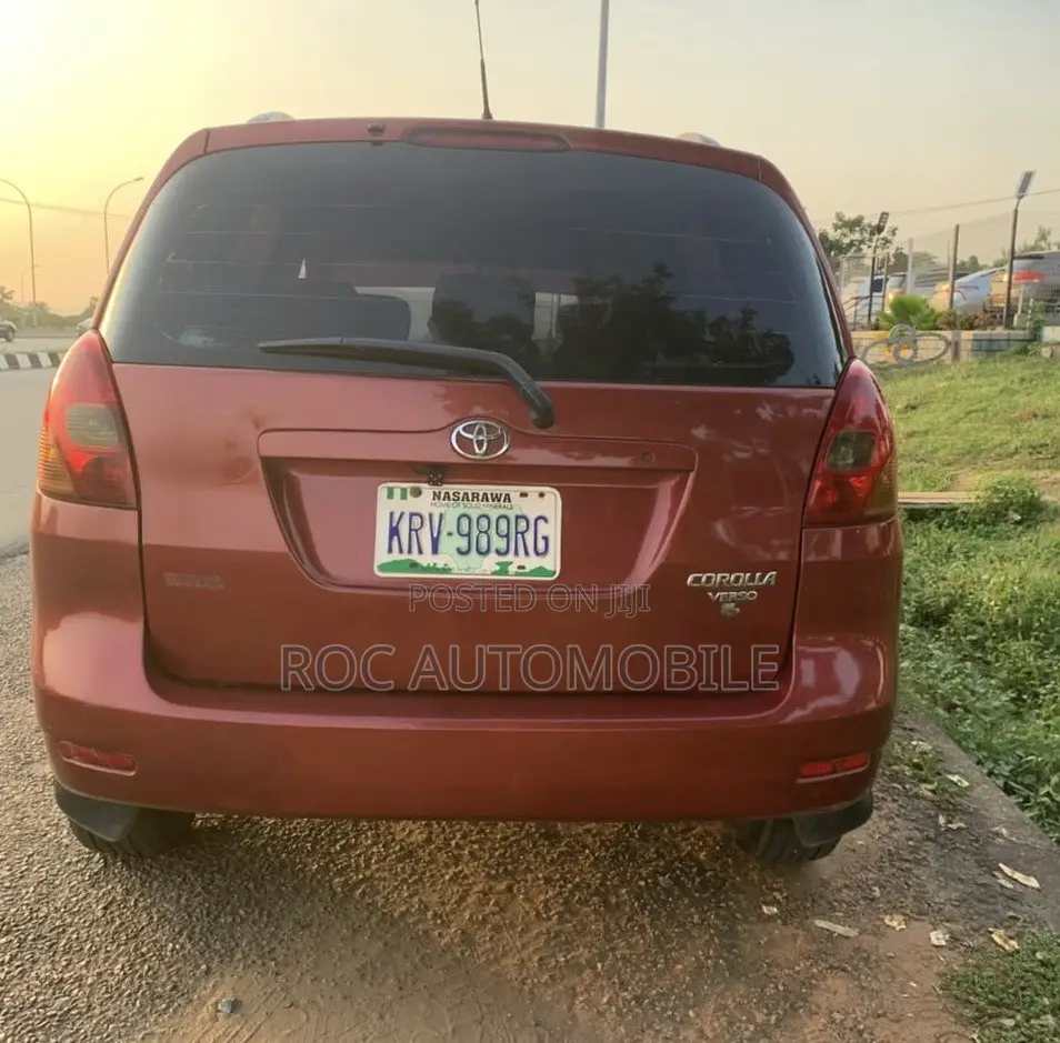 Toyota Verso 2010 Red