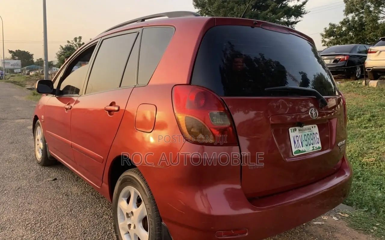 Toyota Verso 2010 Red