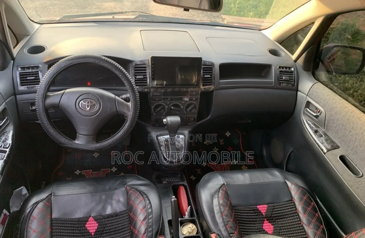 Toyota Verso 2010 Red