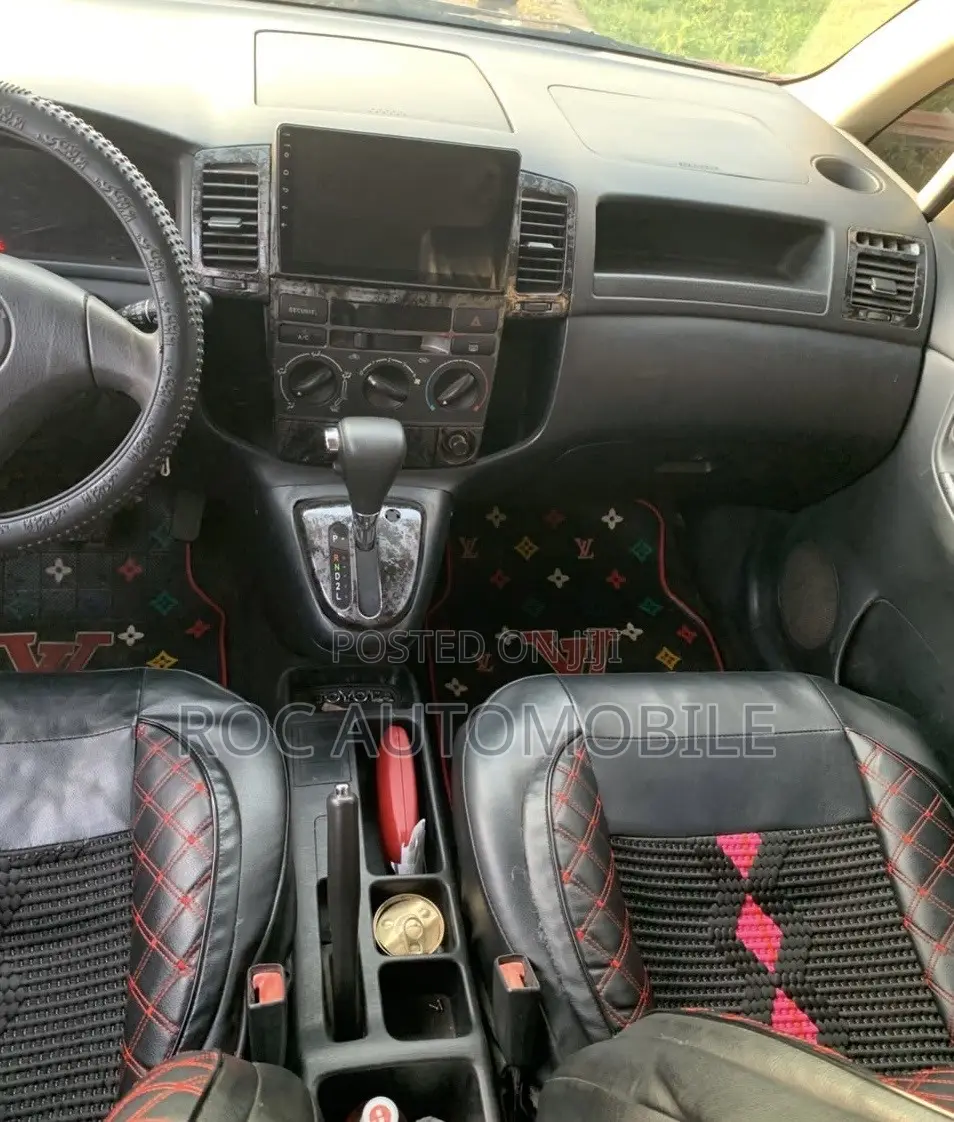 Toyota Verso 2010 Red