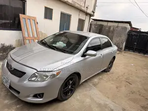 Toyota Corolla LE 4dr Sedan (1.8L 4cyl 4A) 2010 Silver