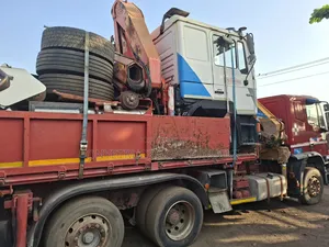 Superb 11tons Tokunbo Self Loader Hiab Crane IVECO Eight Tyres Truck
