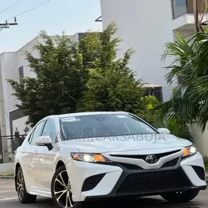 Toyota Camry SE (2.5L 4cyl 8A) 2019 White