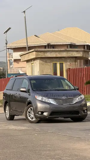Toyota Sienna XLE Premium 7-Passenger 4dr Minivan AWD (3.5L 6cyl 6A)