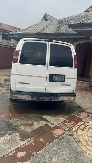 Chevrolet Shcool Bus 2004 White