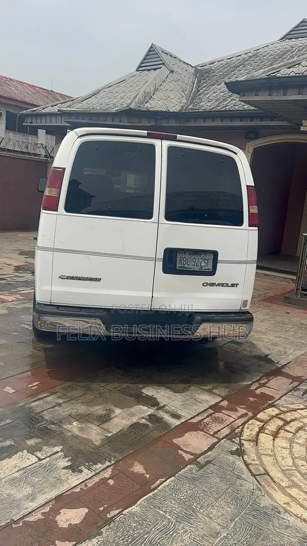 Chevrolet Shcool Bus 2004 White