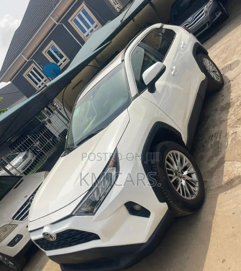 Toyota RAV4 XLE AWD 2019 White